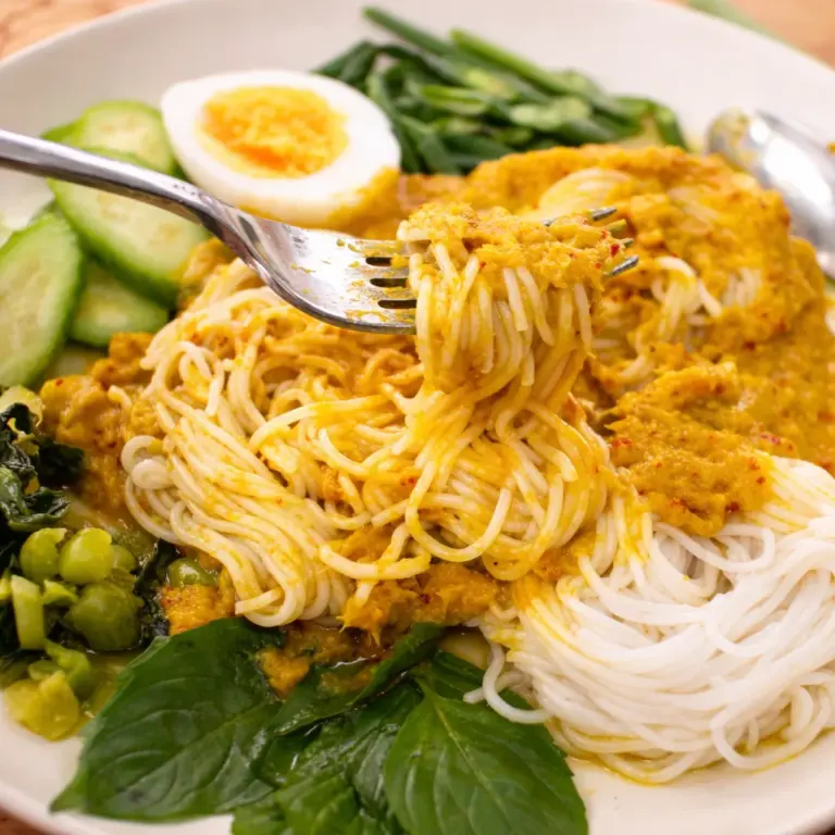 Kanom Jeen Namya - Thai rice noodles served with aromatic fish curry sauce.